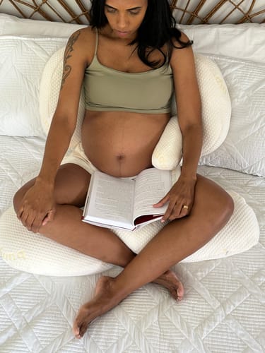 Clienta Ladeo leyendo un libro con la almohada